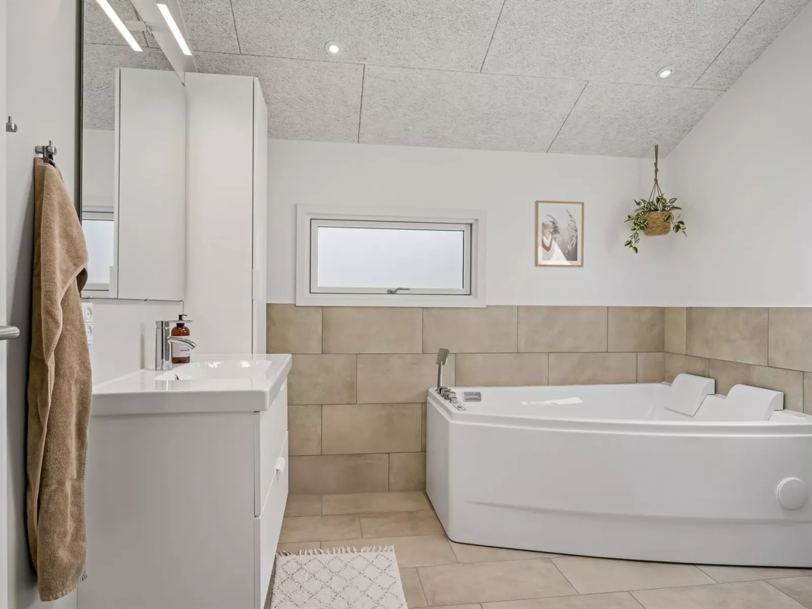 "Ema" - 1.9km from the sea-Dedans