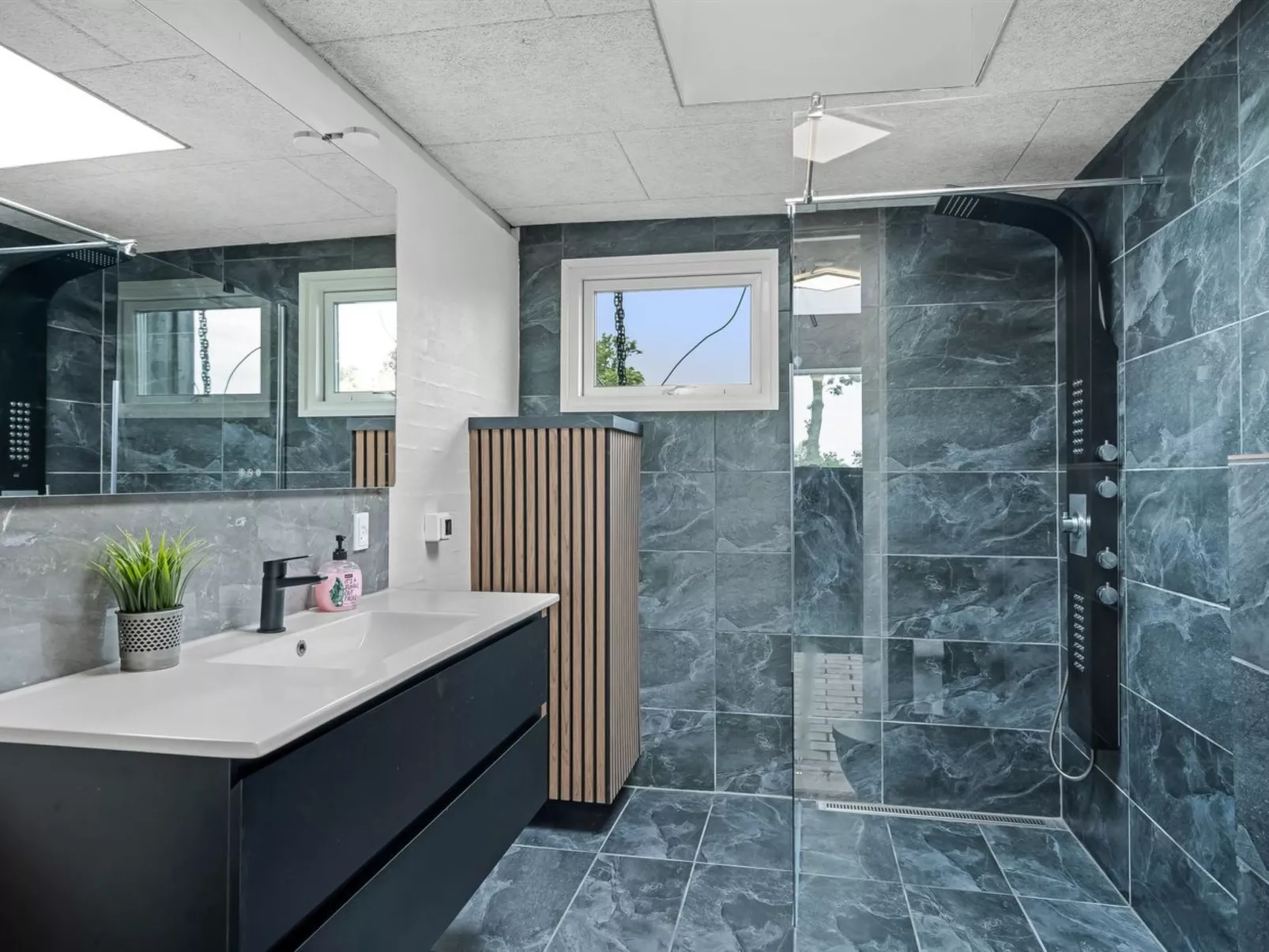 "Tonna" -  from the sea-Inside