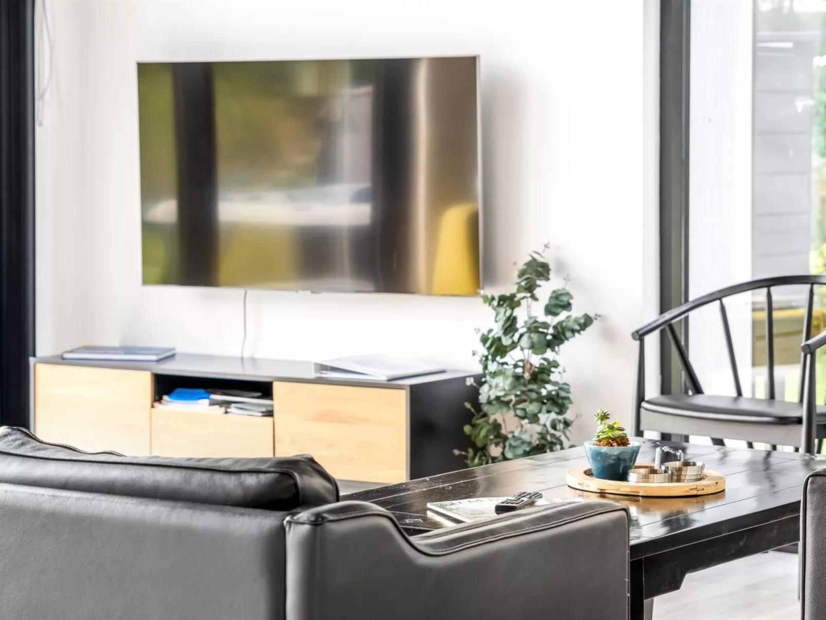 "Jahn" - 250m to the fjord-Drinnen