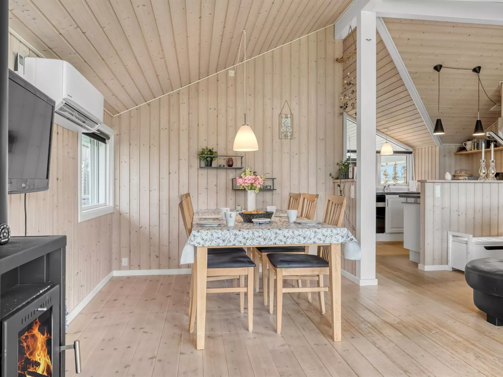 "Antero" - 500m to the fjord-Inside