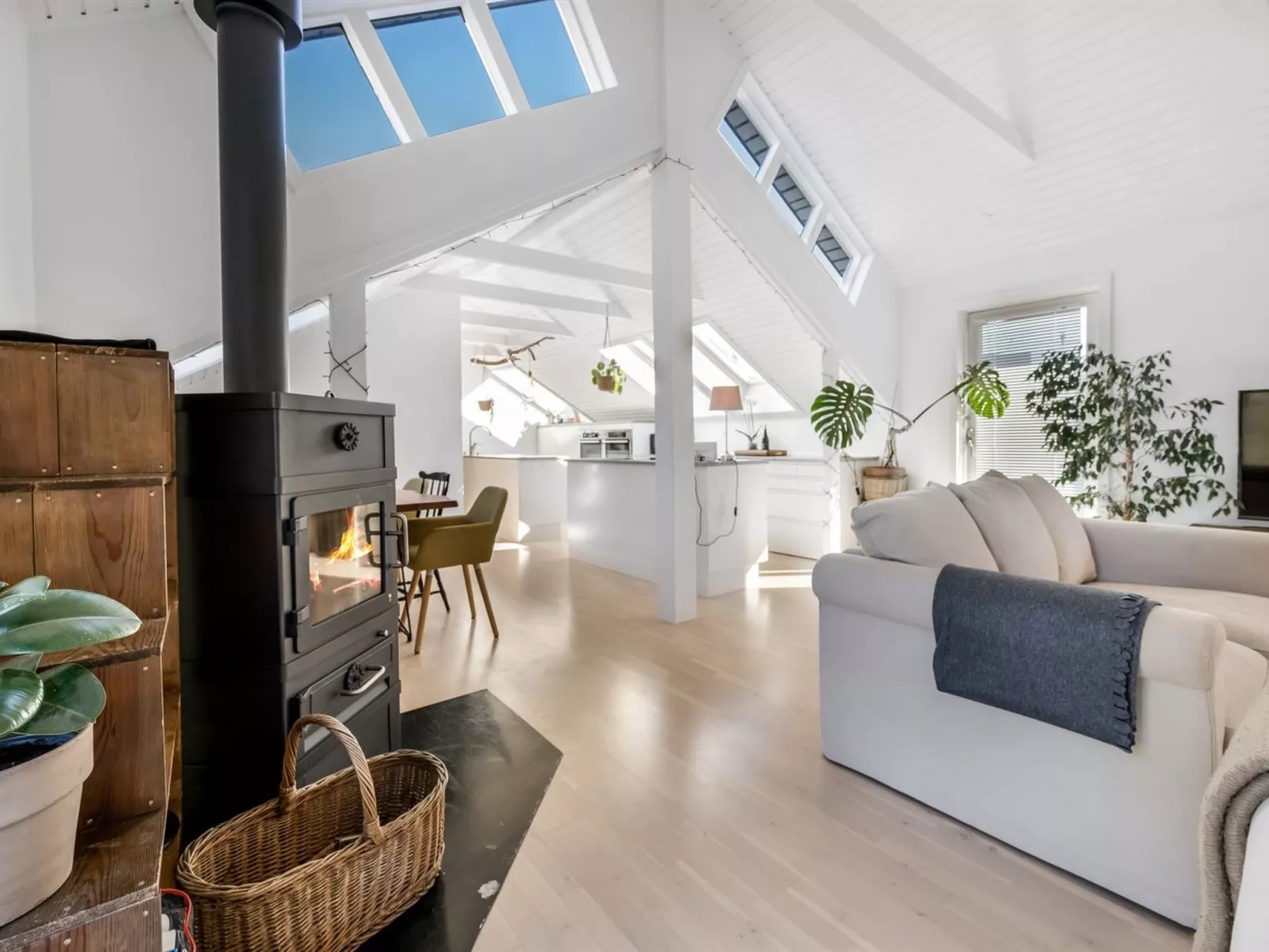 "Hughe" - 1.3km from the sea-Dedans