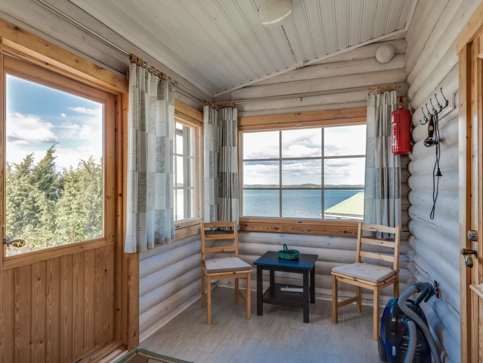 Villa pääsky-Drinnen