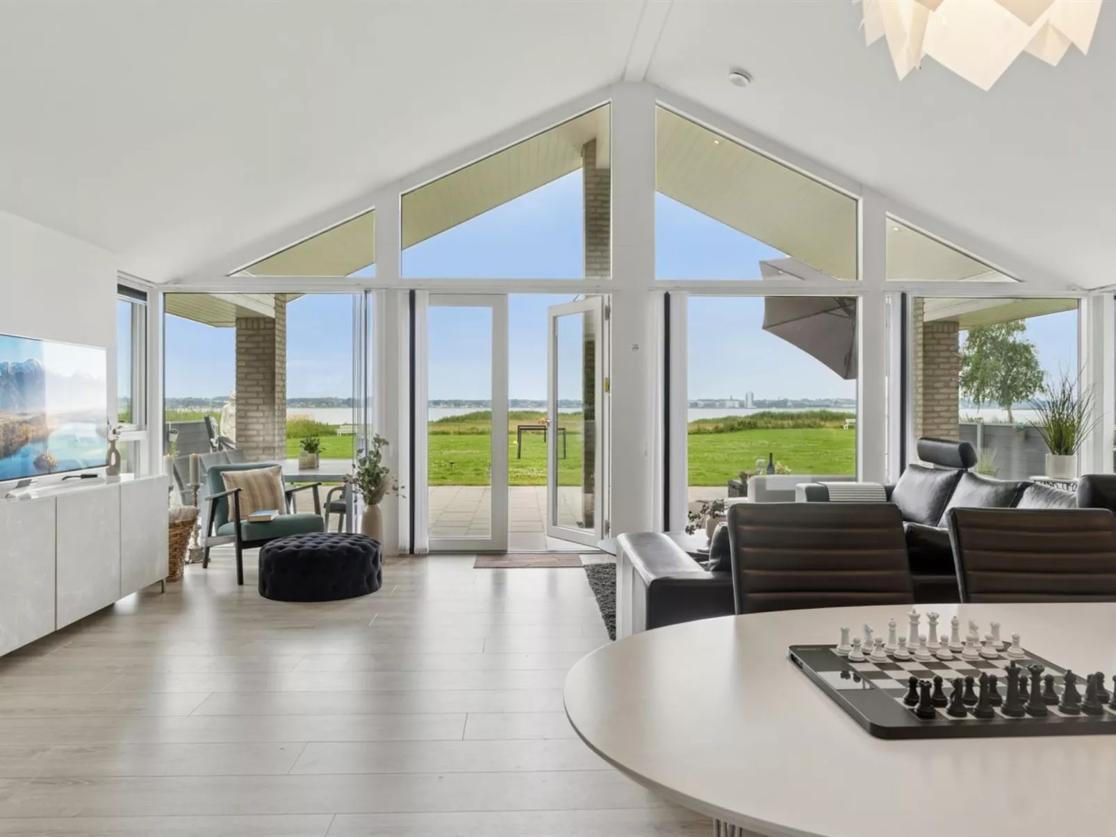 "Thyra" - 50m to the fjord-Drinnen