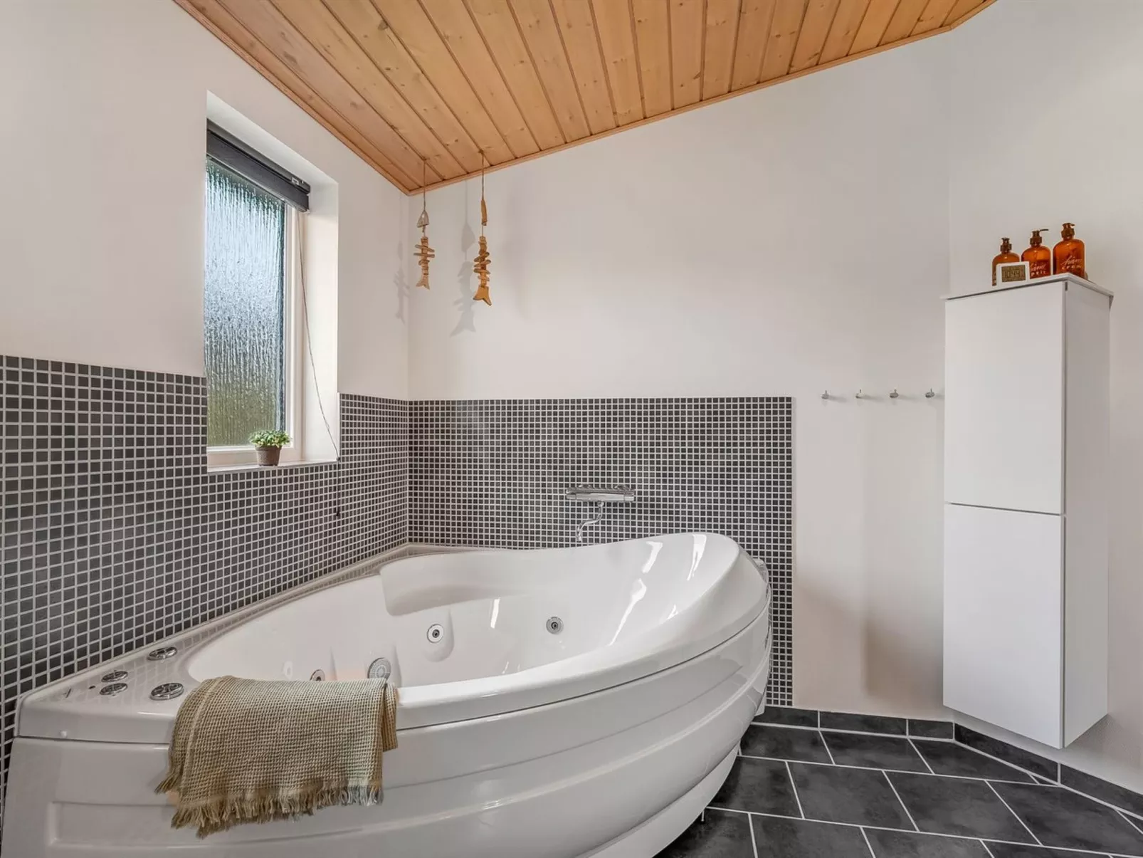 "Anelise" - 800m to the fjord-Drinnen