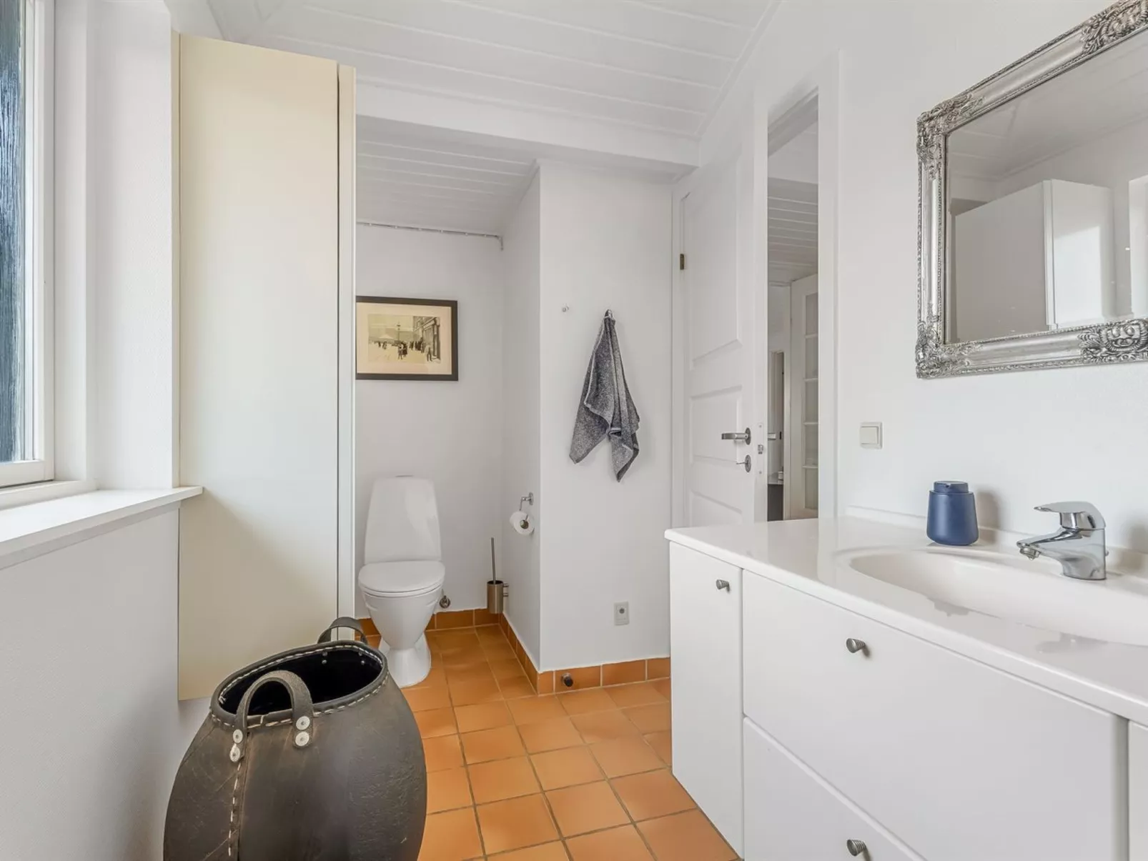 "Glenda" - 2.1km from the sea-Inside