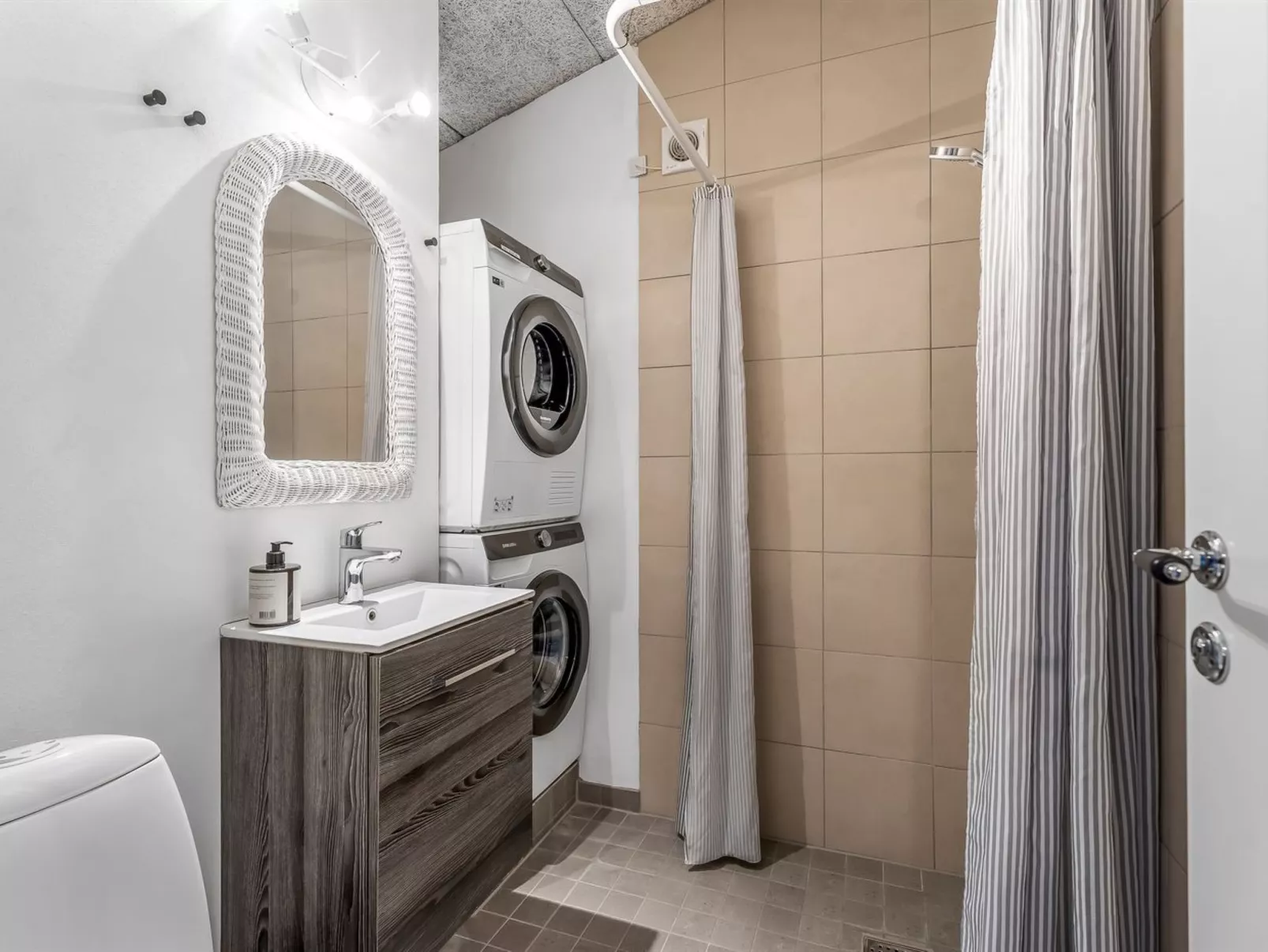 "Effy" - 600m from the sea-Drinnen