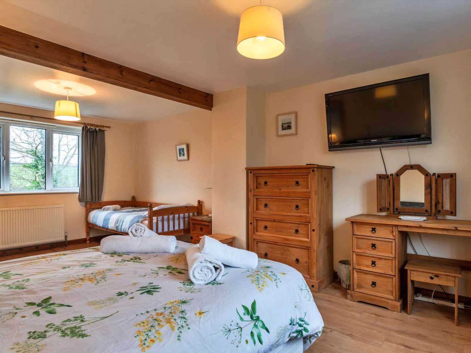 No.1 Gladys' Orchard-Drinnen