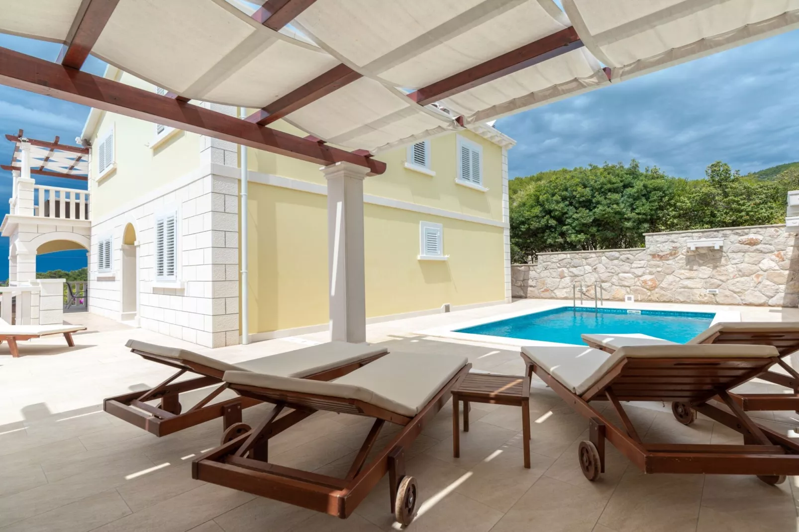 Modern Villa with Pool-Schwimmbad