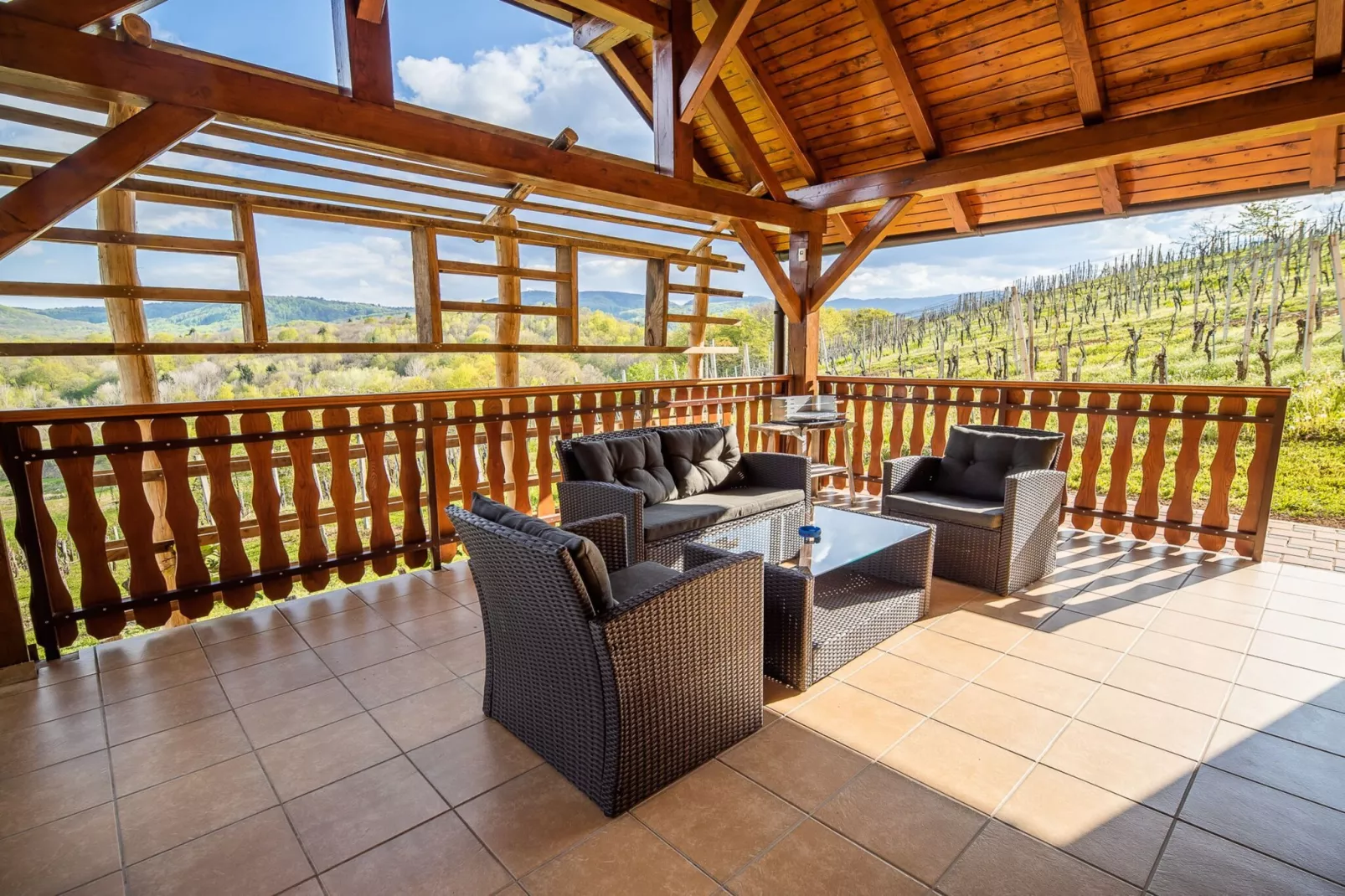 Golden Horizon Holiday Home with Terrace and Garden - One Bedroom Holiday Home with Terrace and Garden-Terrasse / balcon