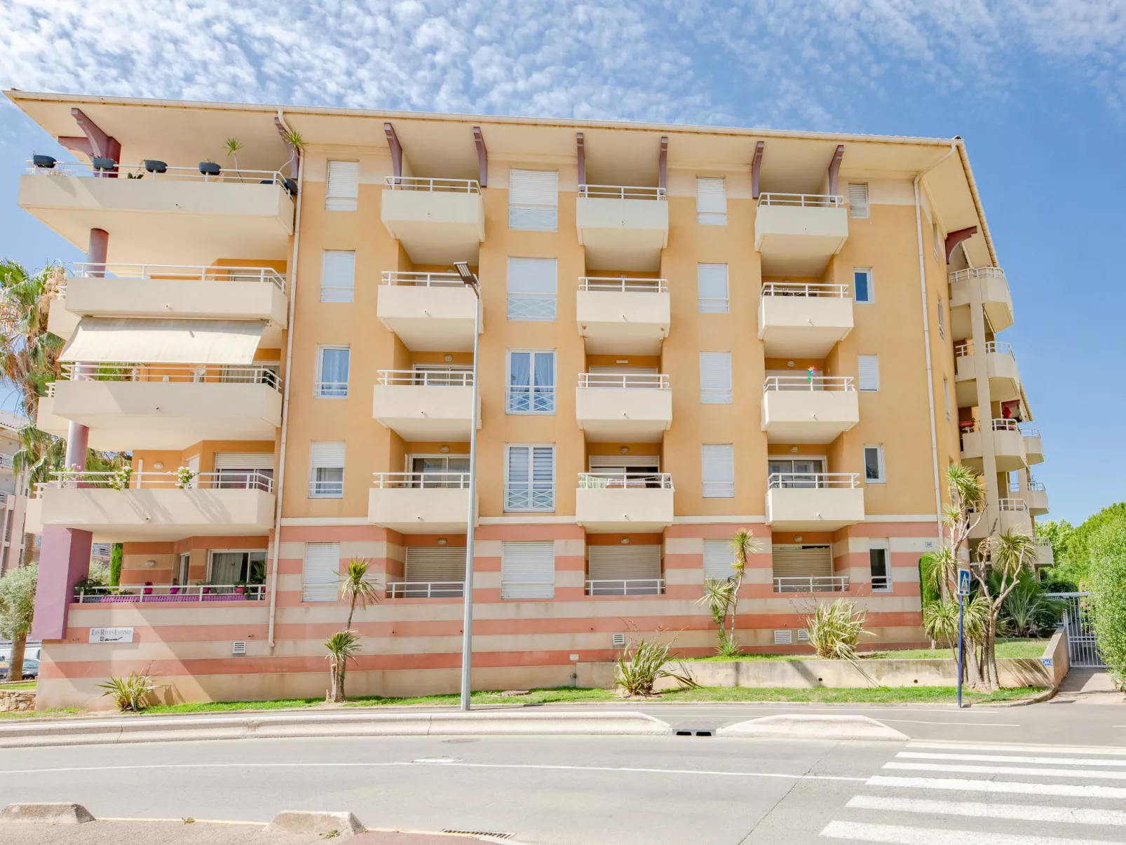 Les Rives Latines-Outside
