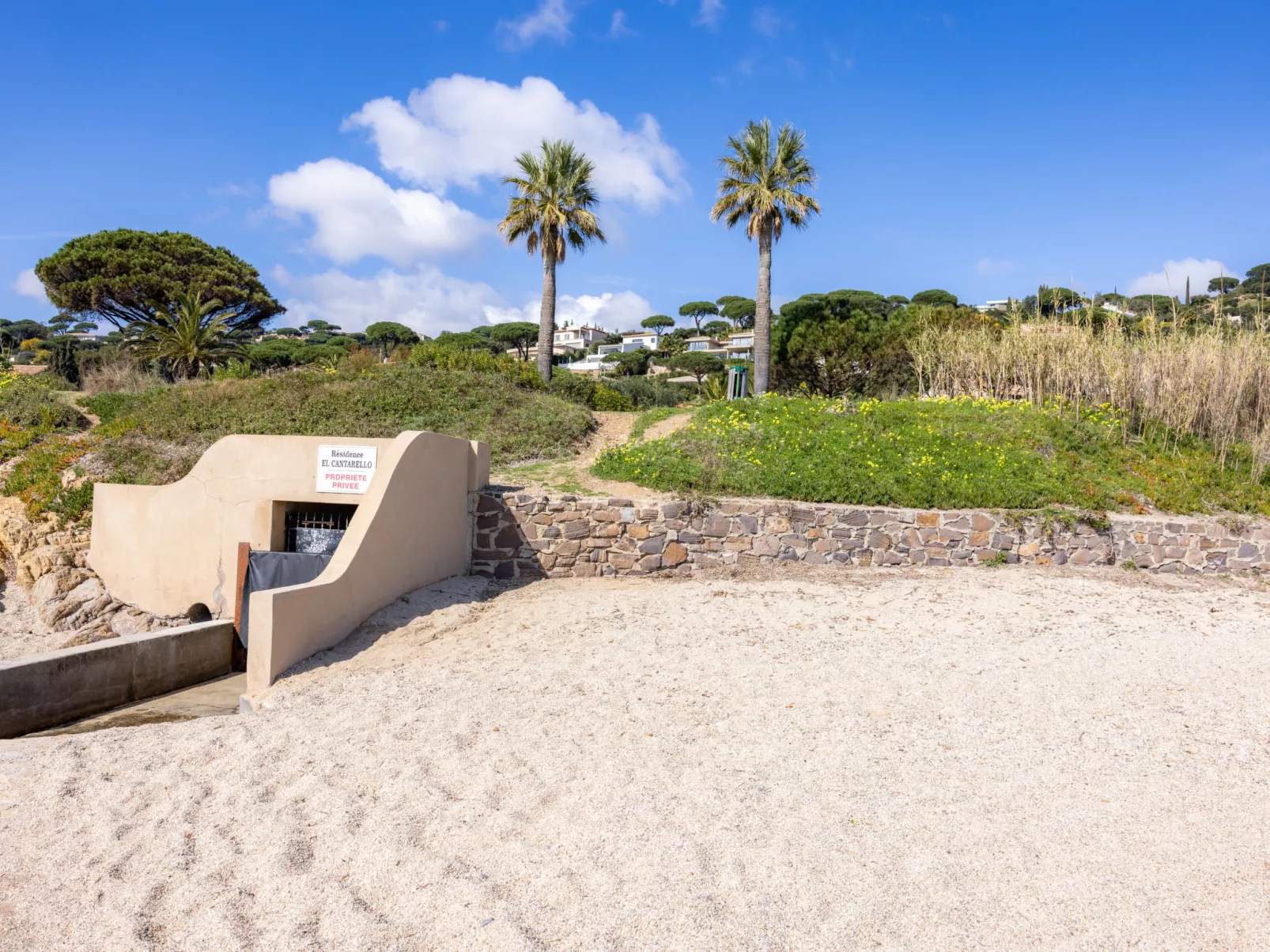 El Cantarello-Outside