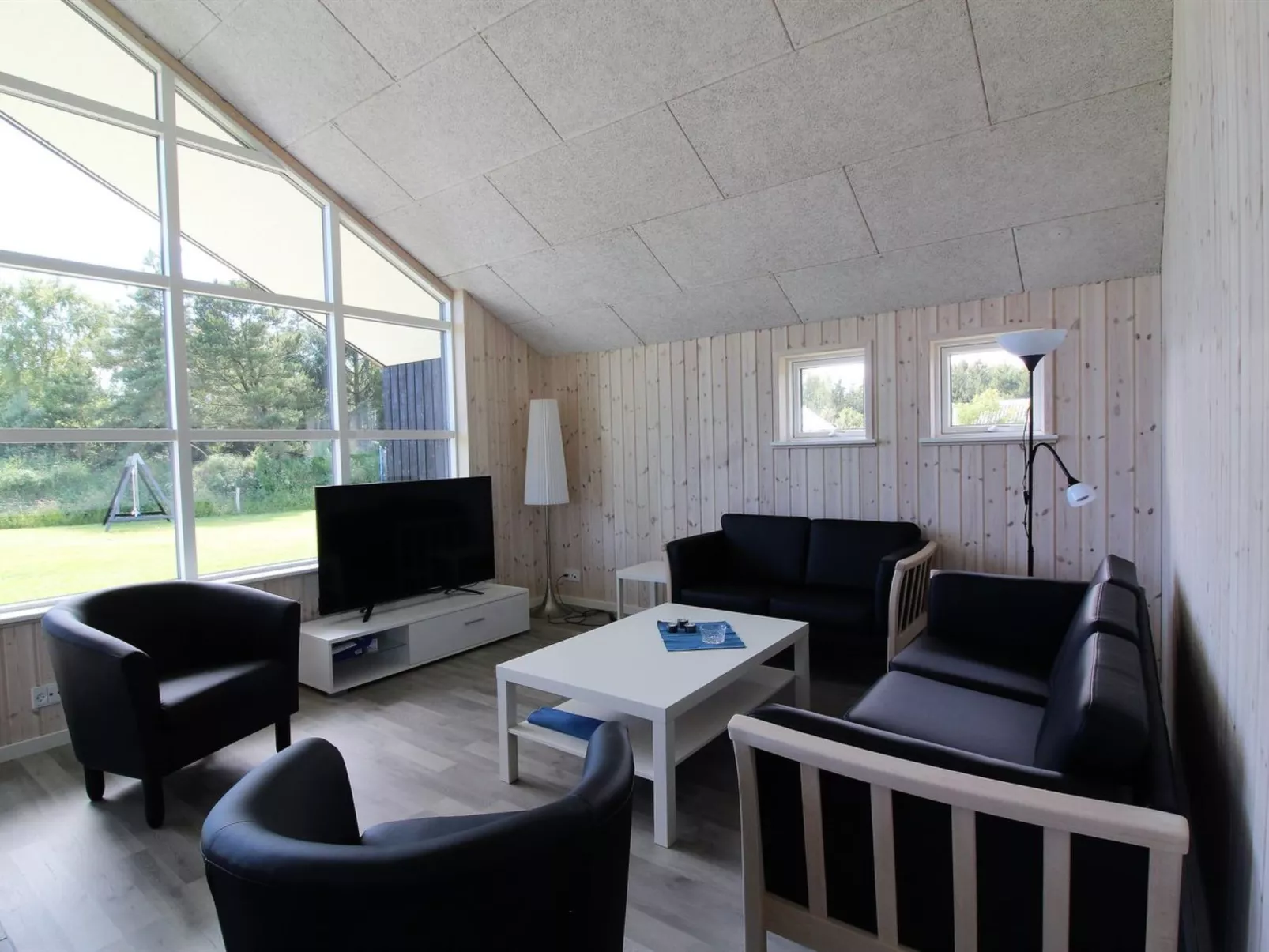 "Ethel" - 1.5km to the fjord-Drinnen