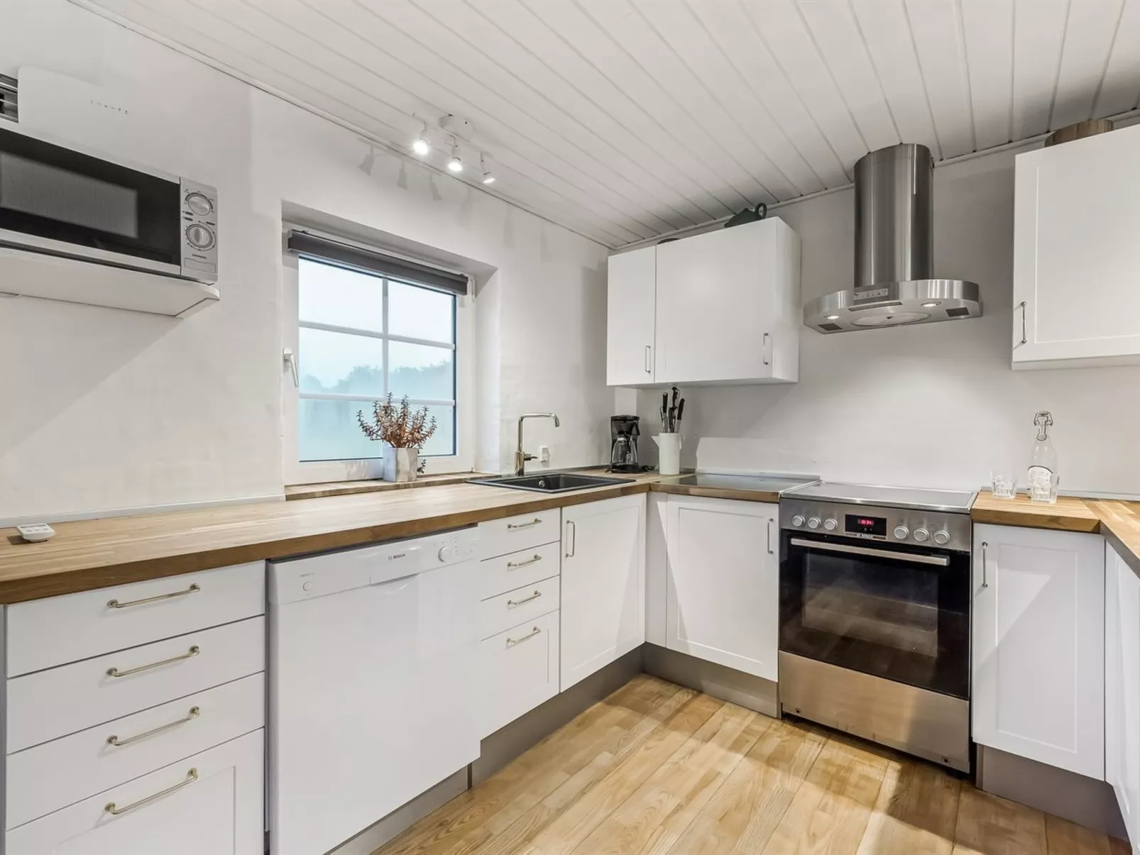 "Aane" - 1.8km from the sea-Inside