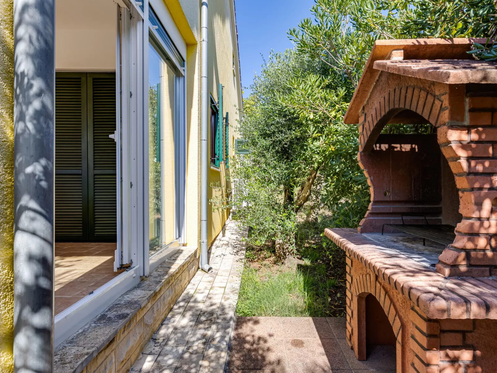 Yellow House-Draußen