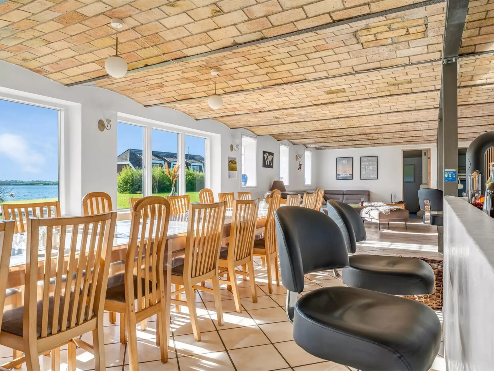 "Kara" - 100m to the fjord-Drinnen