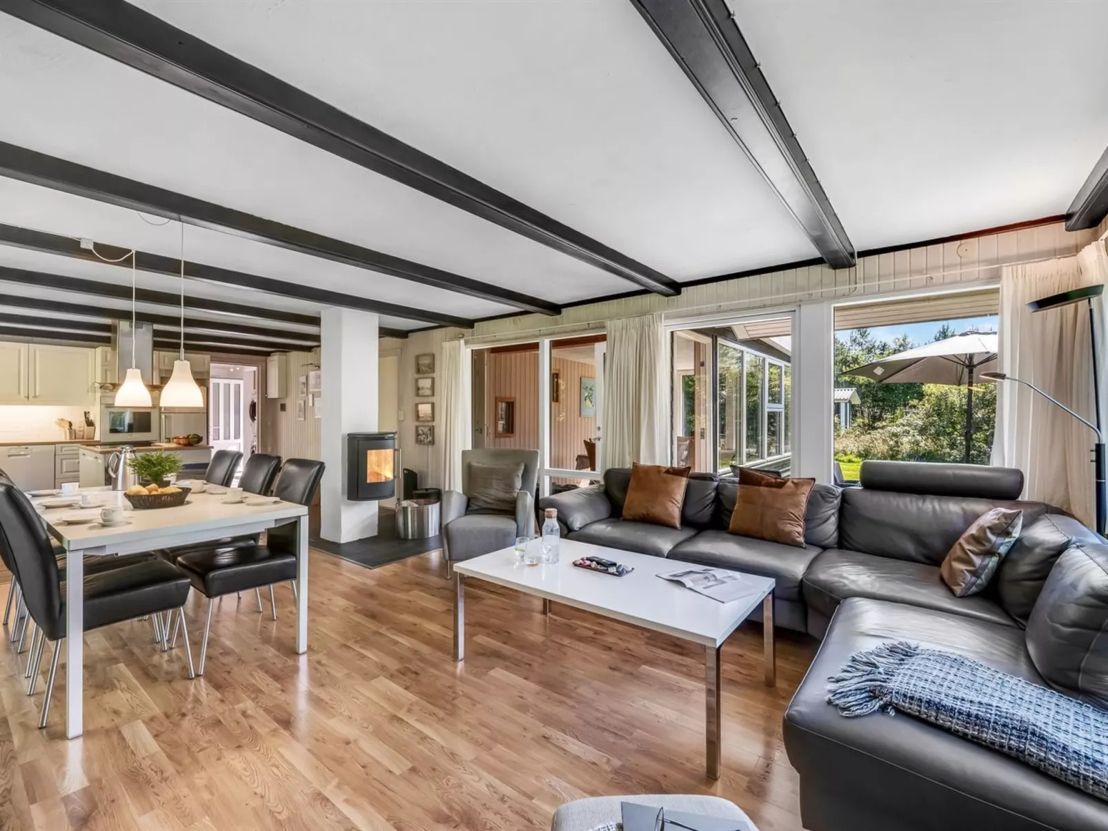 "Yall" - 1km from the sea-Inside