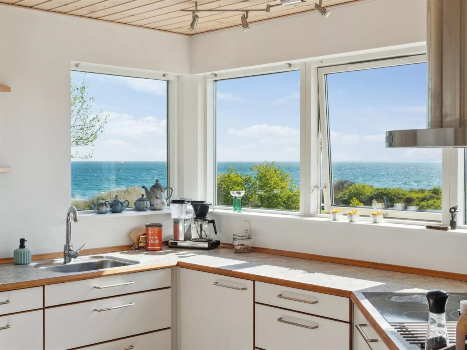 "Sahid" - 20m from the sea-Inside