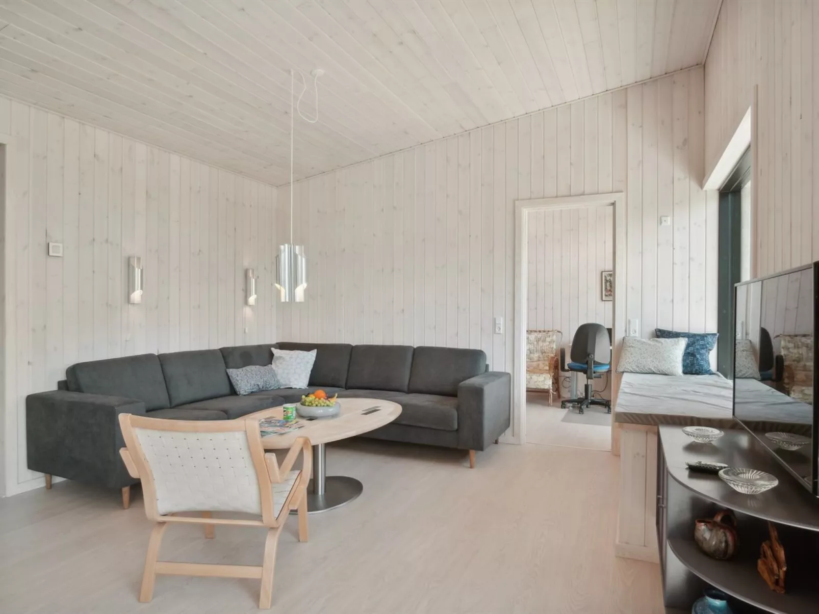 "Toska" - 100m to the fjord-Drinnen