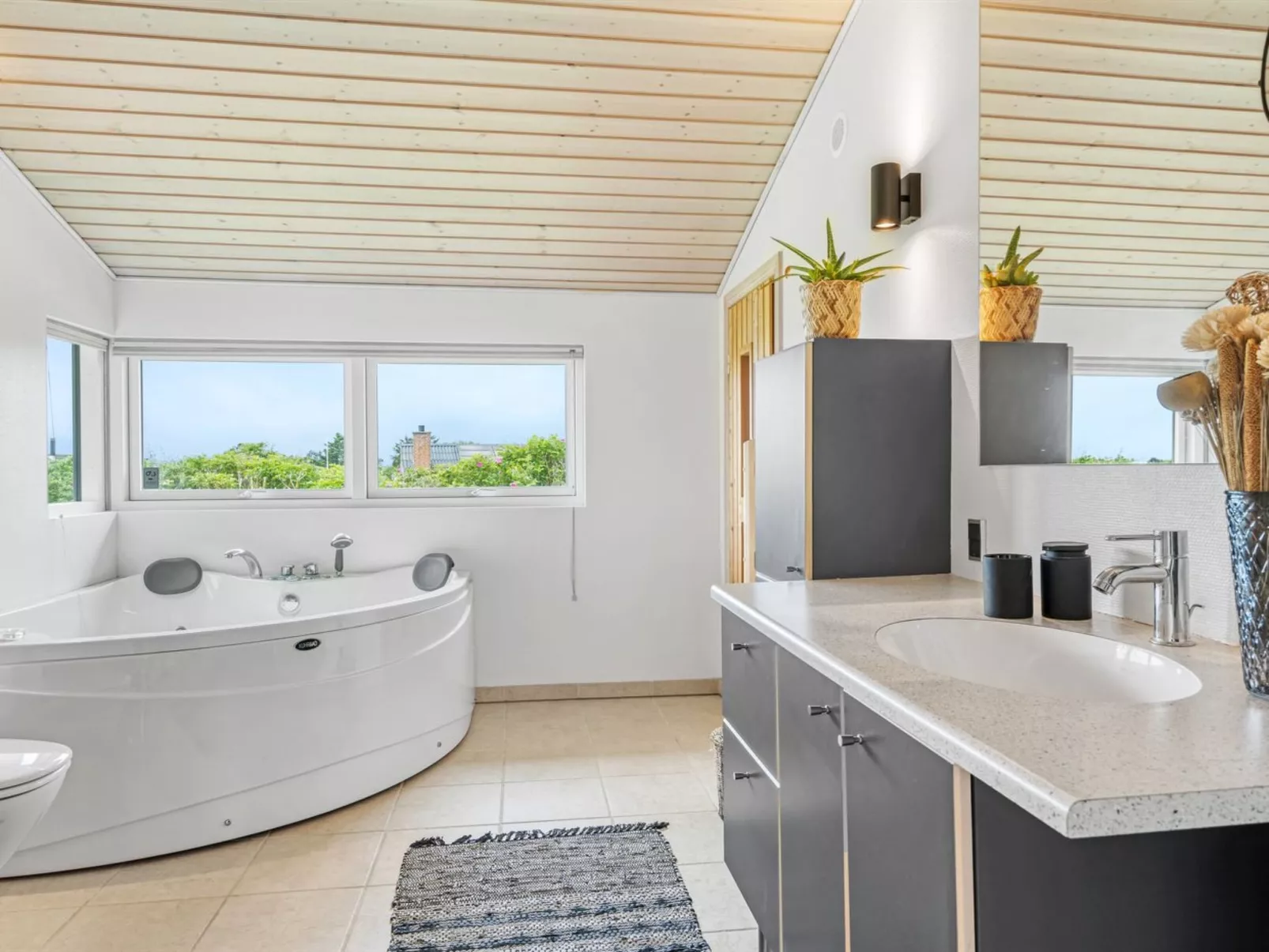 "Gedda" -  from the sea-Inside