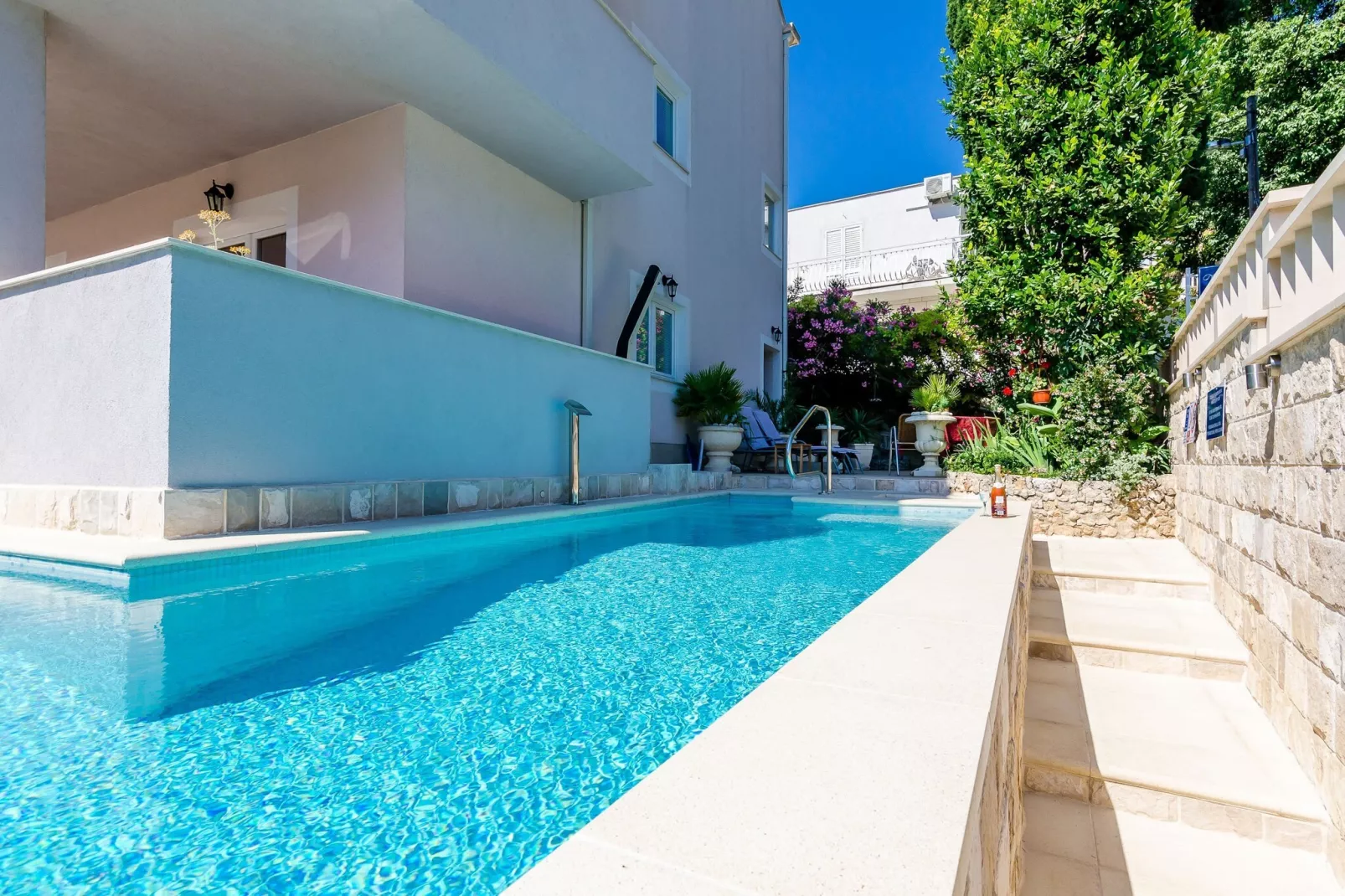 Apartments Aura - Comfort Studio Apartment 3 with shared swimming pool-Piscine