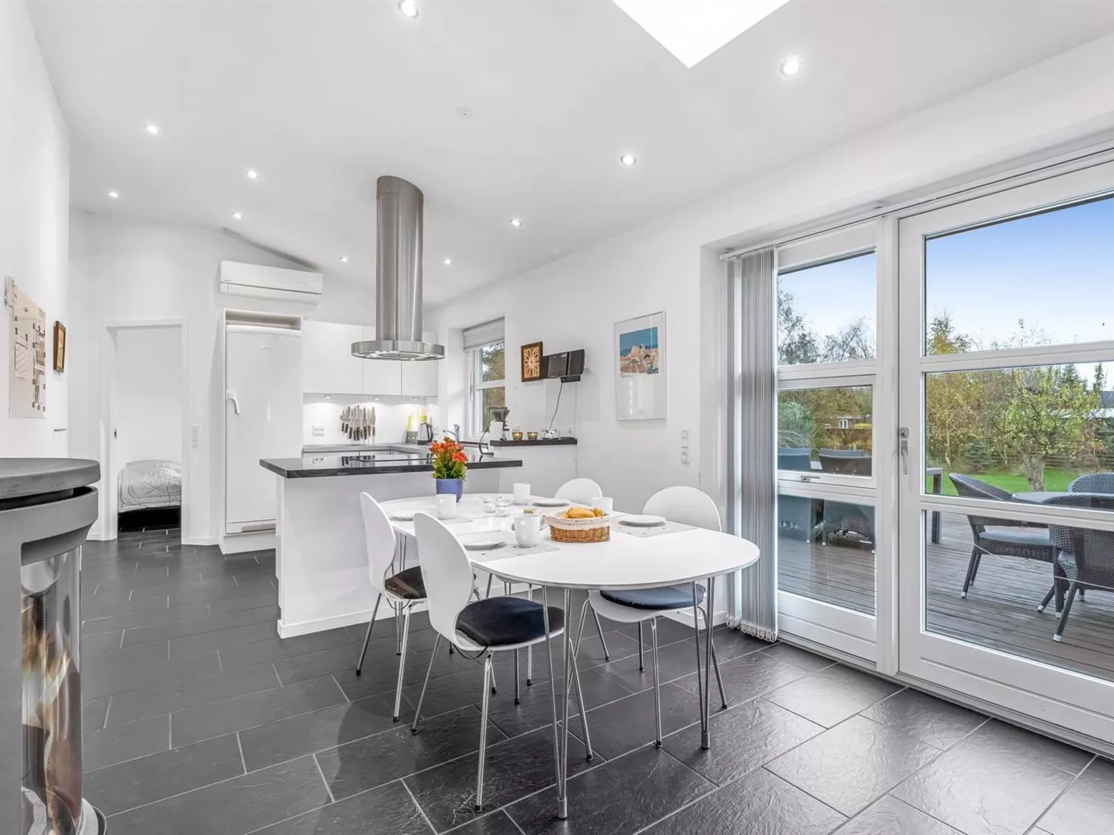 "Laulu" - 200m from the sea-Drinnen