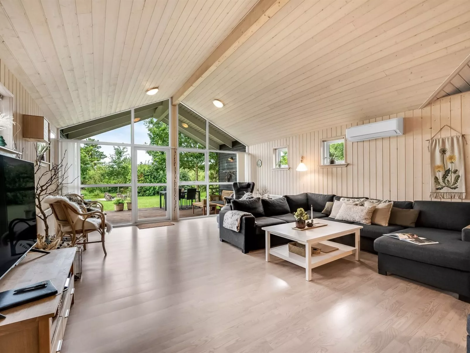 "Jarmunrek" - 400m to the fjord-Inside