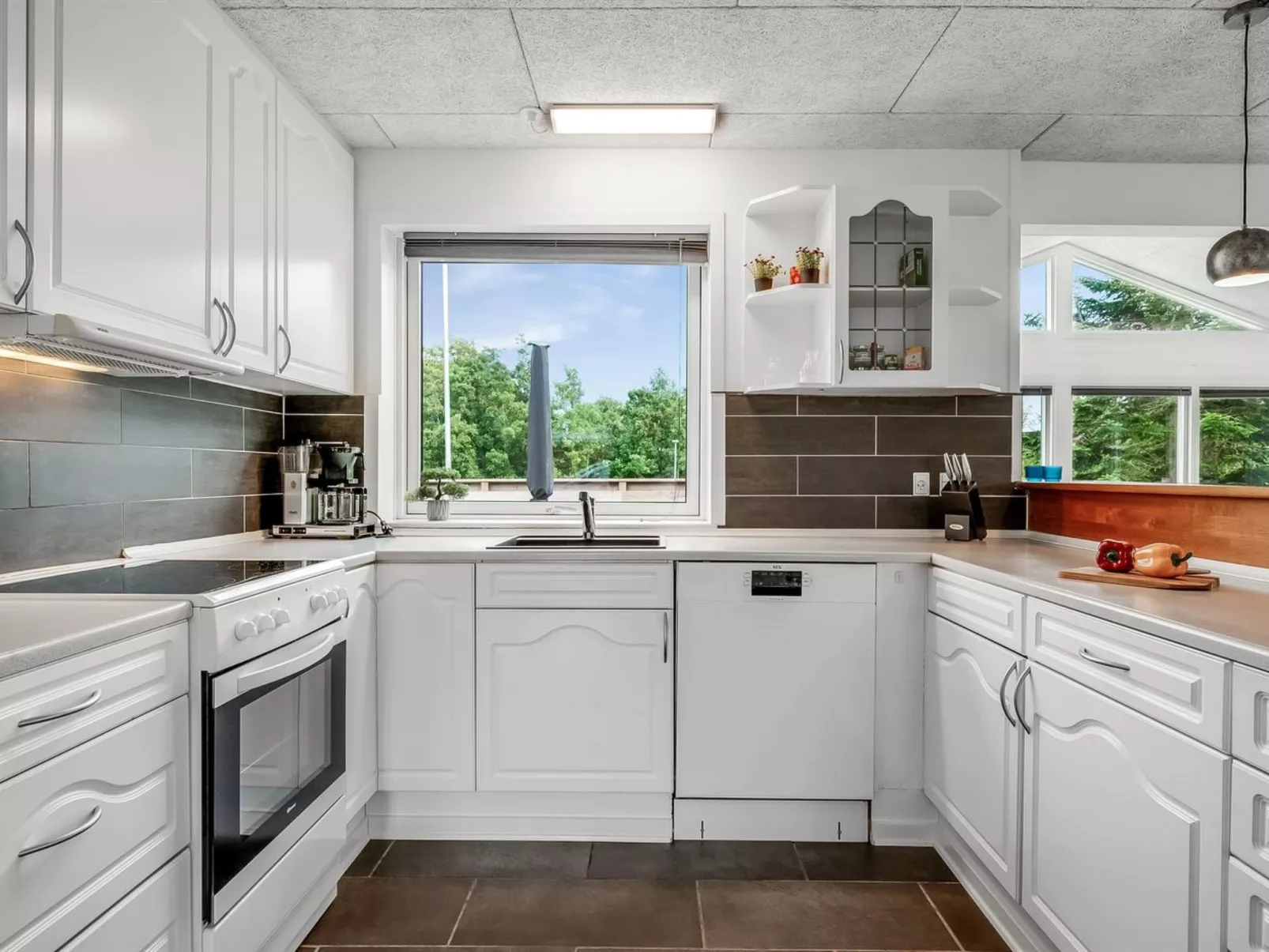 "Amine" - 300m to the fjord-Inside