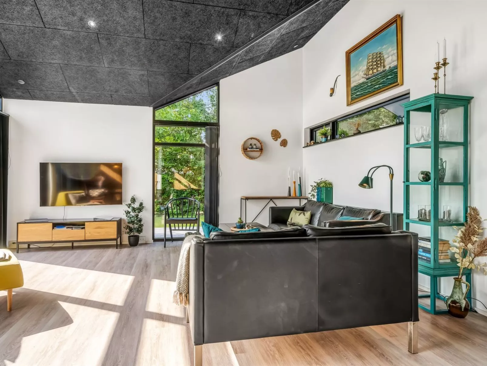 "Jahn" - 250m to the fjord-Drinnen