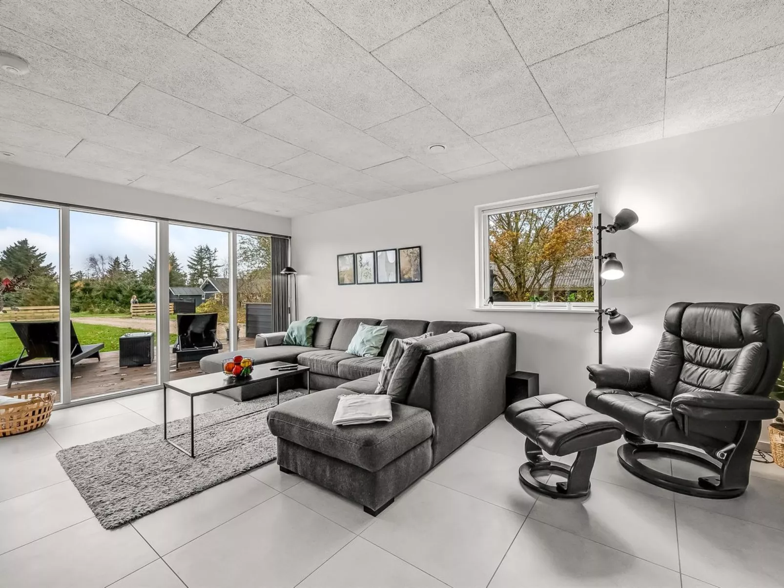 "Elisaveta" - 400m to the fjord-Drinnen