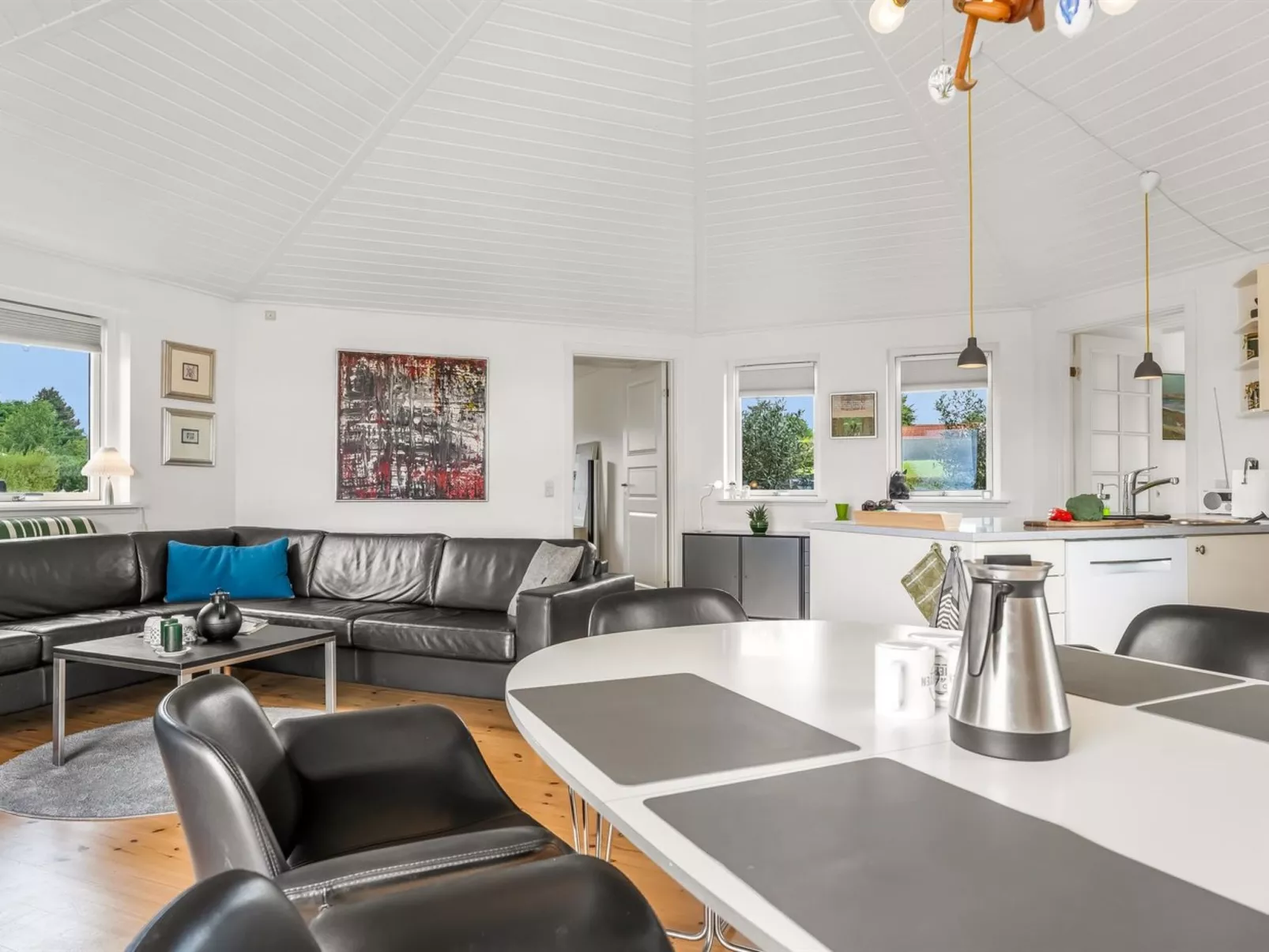 "Glenda" - 2.1km from the sea-Inside