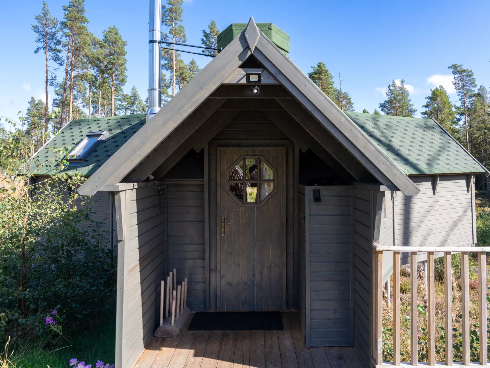 Ghillie’s Bothy-Outside