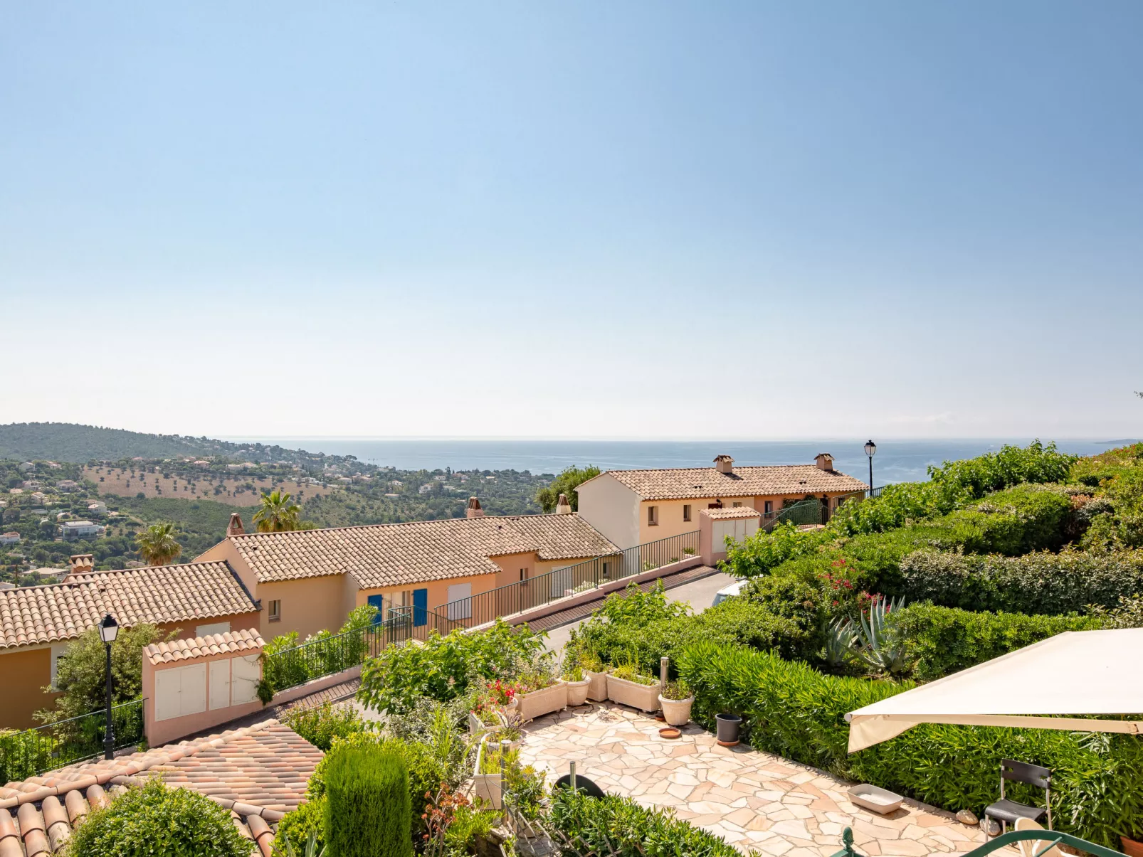 Le Petit Village-Dehors