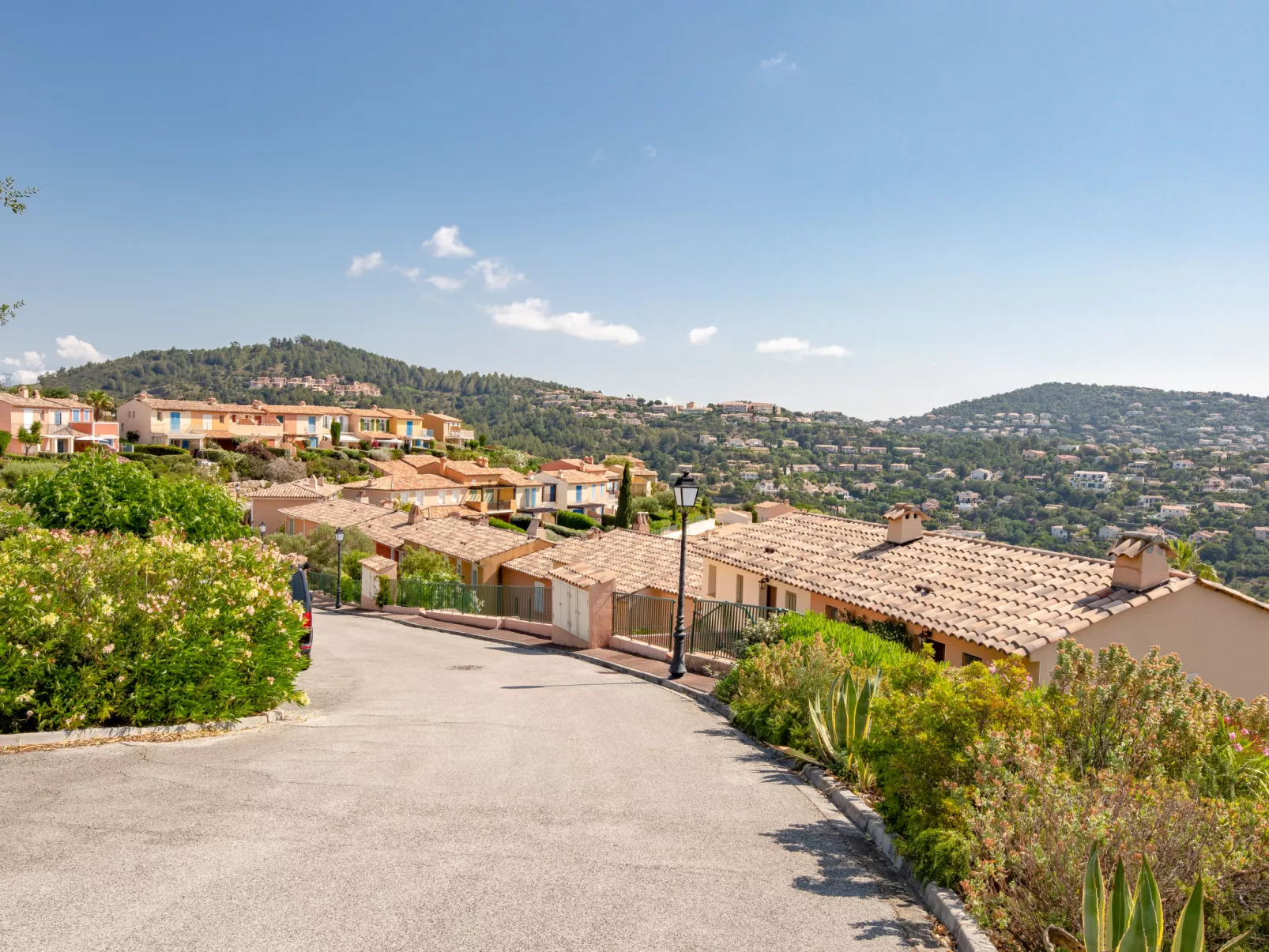 Le Petit Village-Dehors