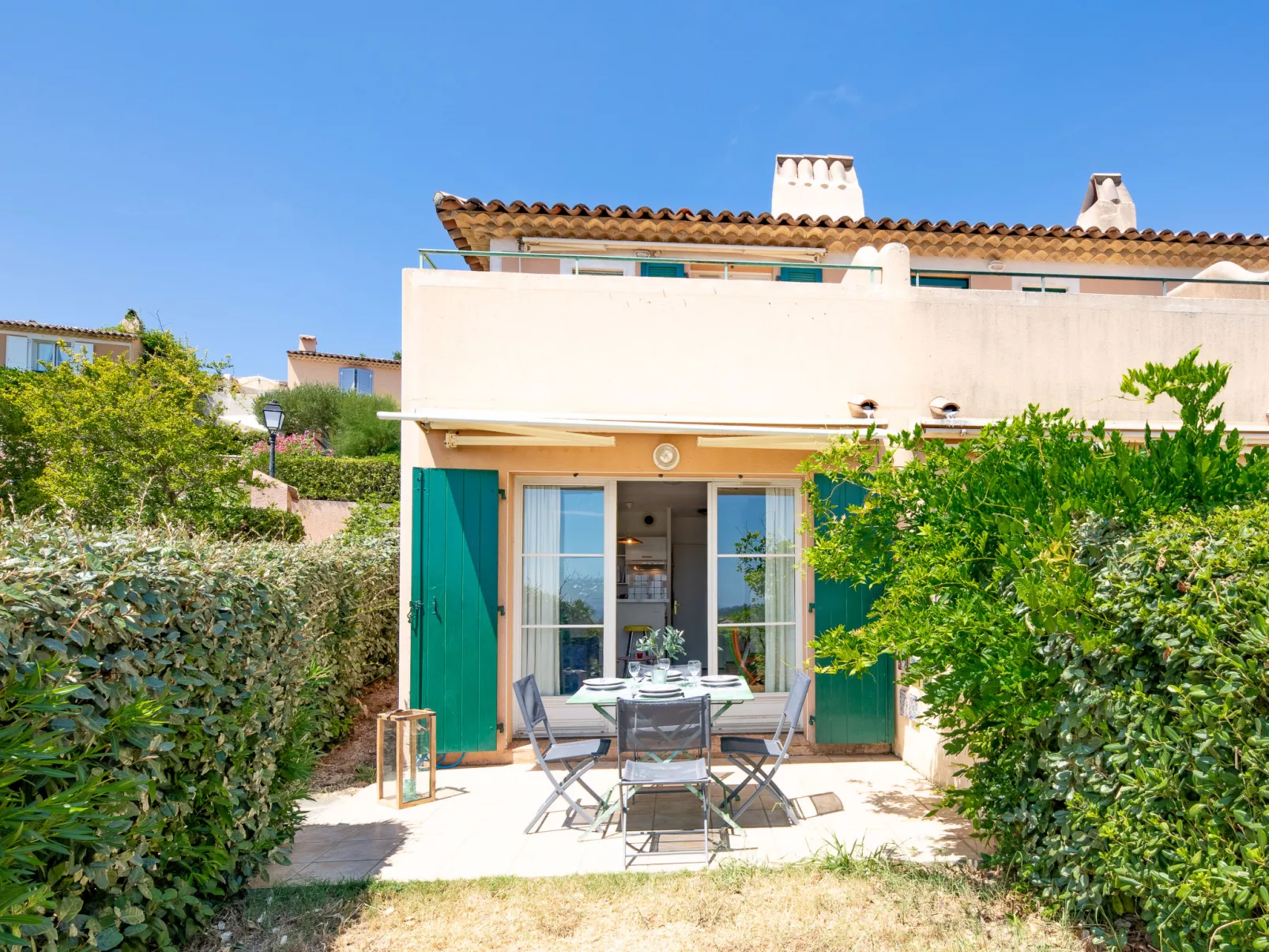 Le Petit Village-Dehors