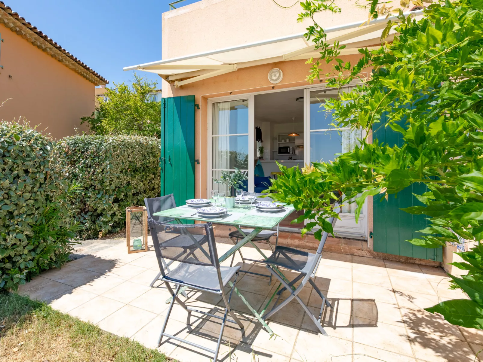 Le Petit Village-Dehors