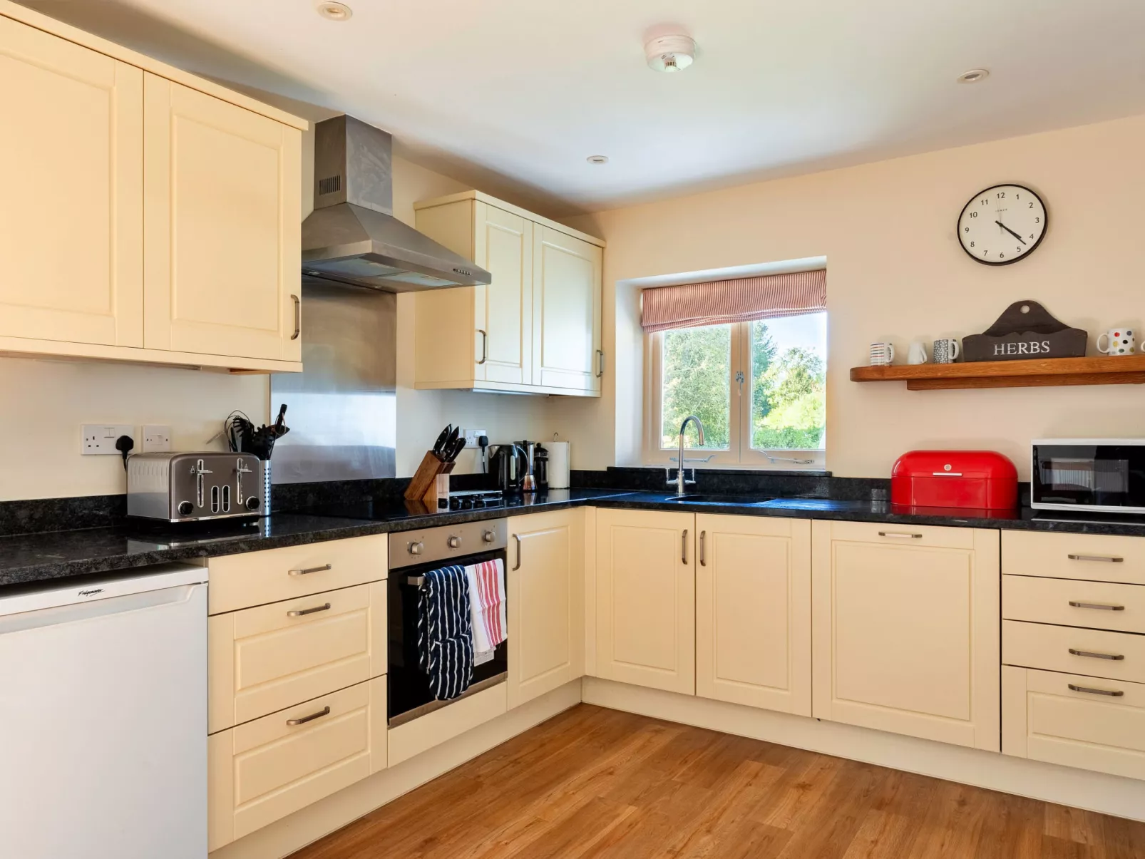 The Old Granary-Dedans