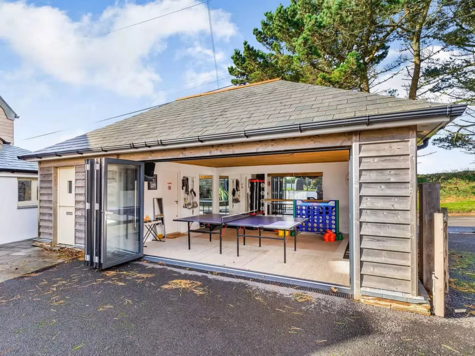 Dingles Cottage-Draußen