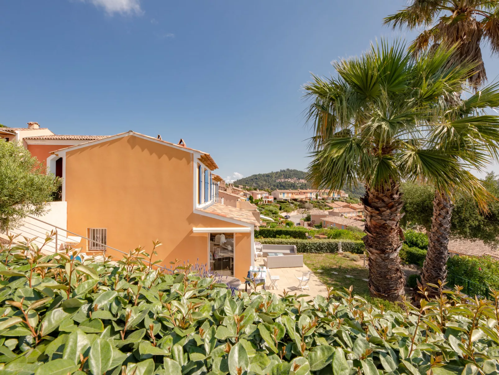 Le Petit Village-Dehors