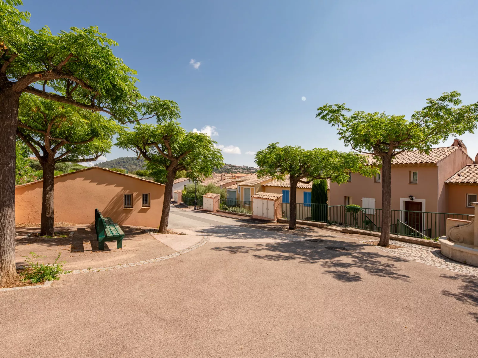 Le Petit Village-Dehors