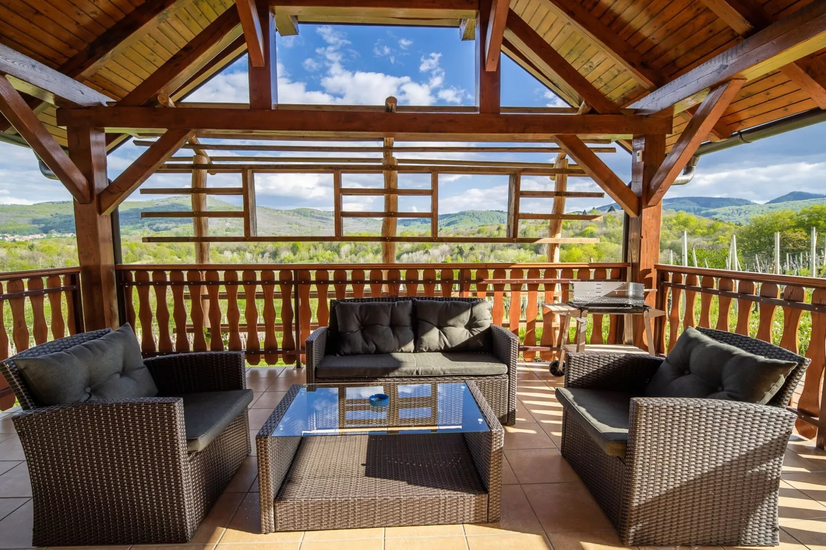 Golden Horizon Holiday Home with Terrace and Garden - One Bedroom Holiday Home with Terrace and Garden-Terrasse / balcon