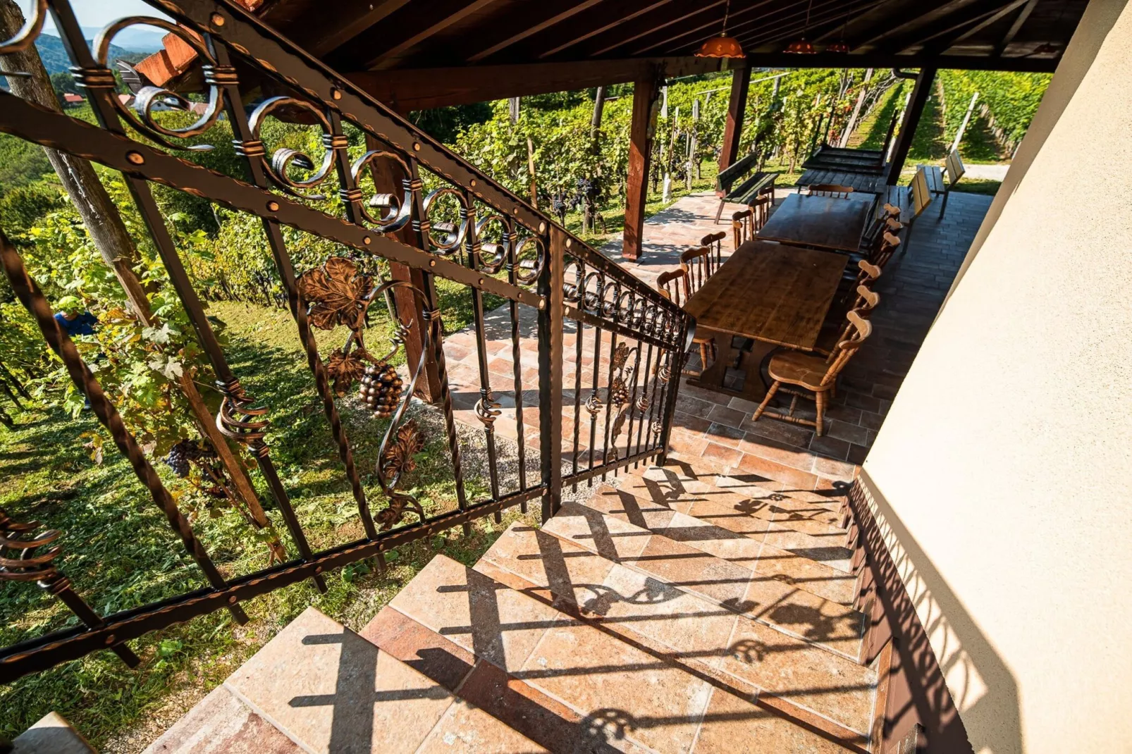 Serene Hollow Holiday Home with Mountain View - Two Bedroom Holiday Home with Mountain View-Escalier