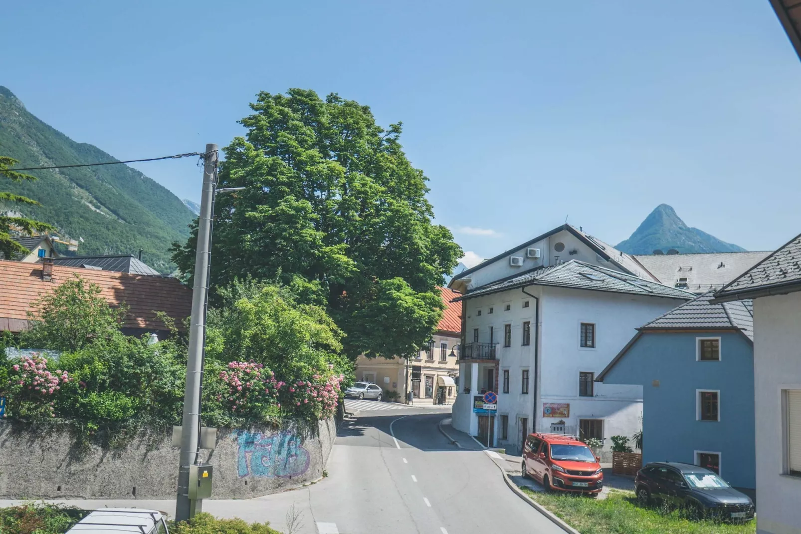 Comfortable Apartment with Mountain View - One Bedroom Apartment-Im Freien