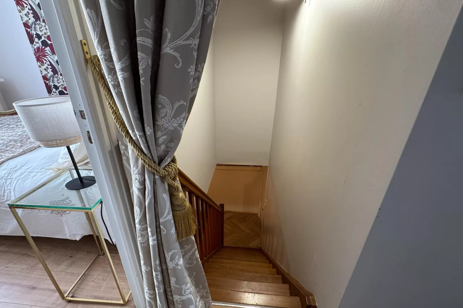 Appartement avec la petite cour-Escalier