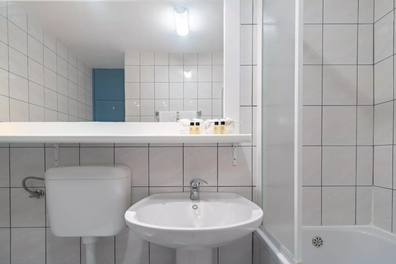 Hotel Issa - Double Room Sea View 6-Bathroom