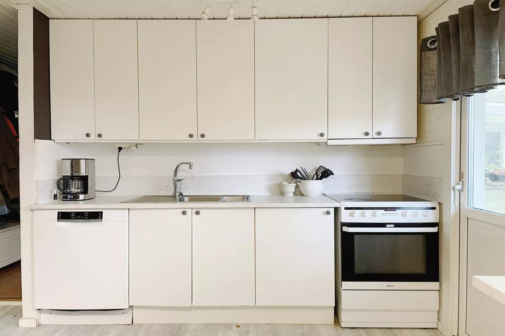 Cozy Forest Hideaway with Hot Tub-Indoor