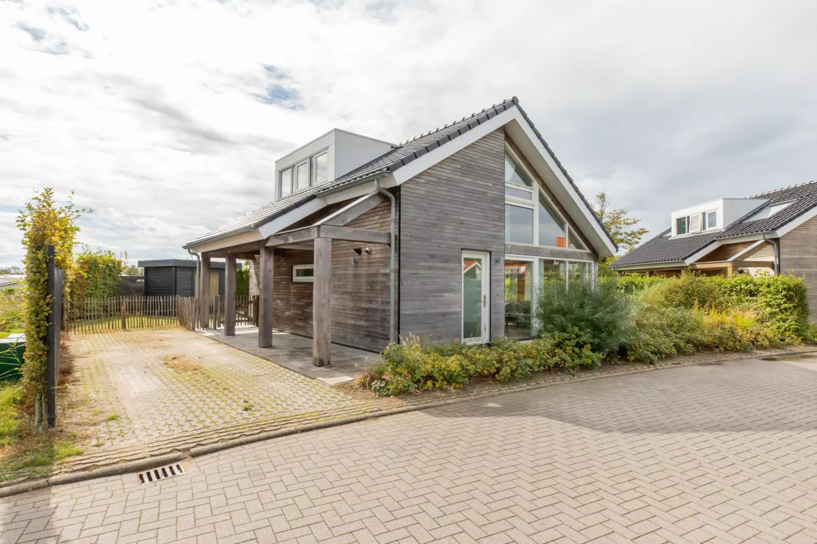 Zonnedorp Kavel 10 Renesse | Villa near the Beach & with Spacious Garden-Exterior in summer