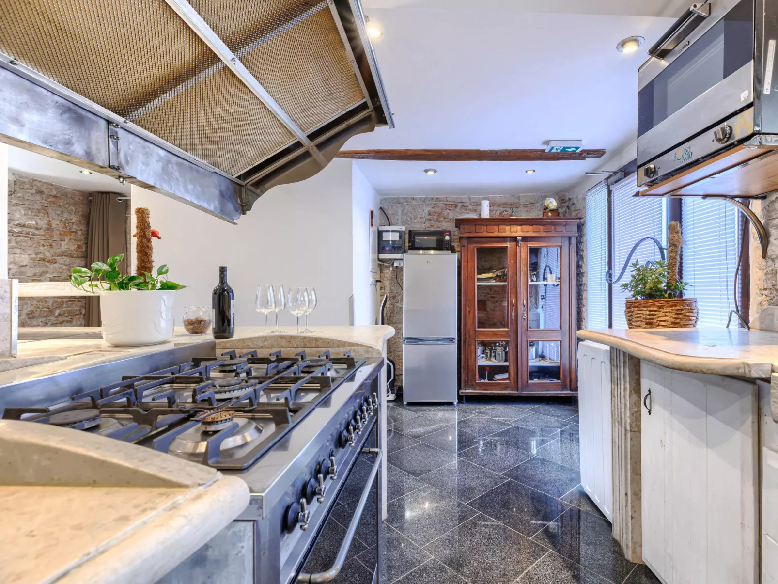 Golden Roots-Drinnen