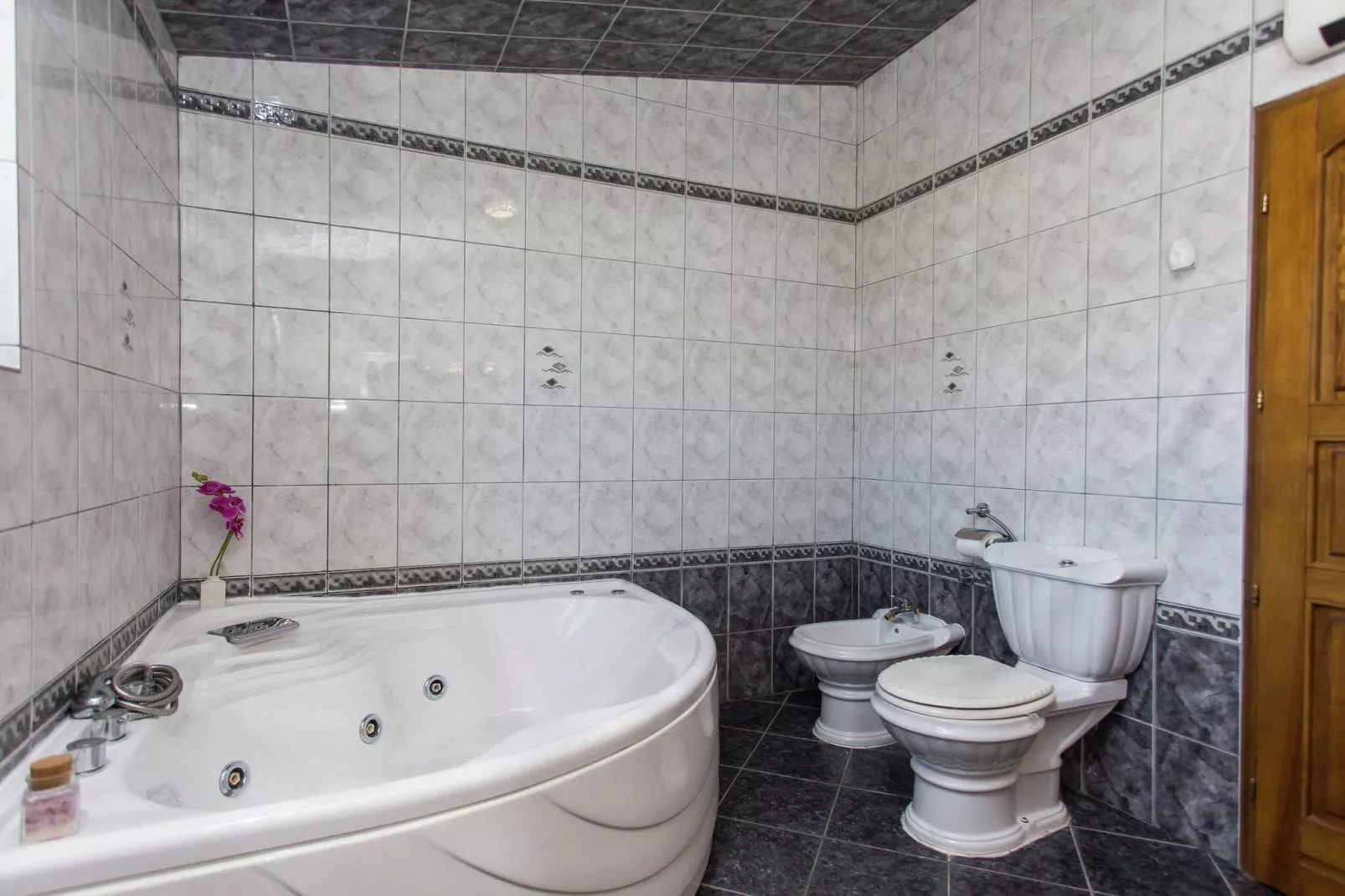 Sport & Spa Villa Neoric-Badezimmer