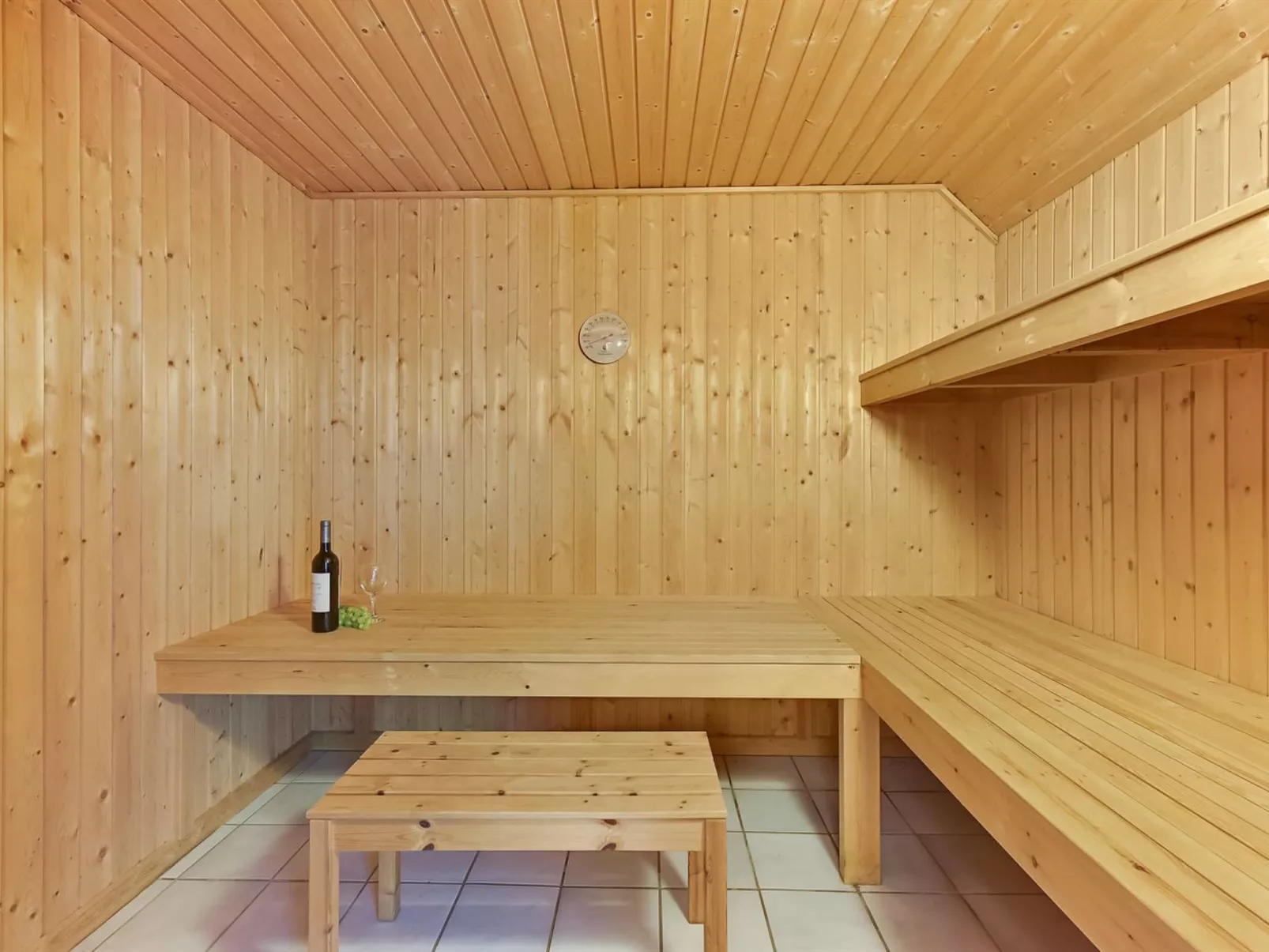 "Ellanor" - 1km from the sea-Inside