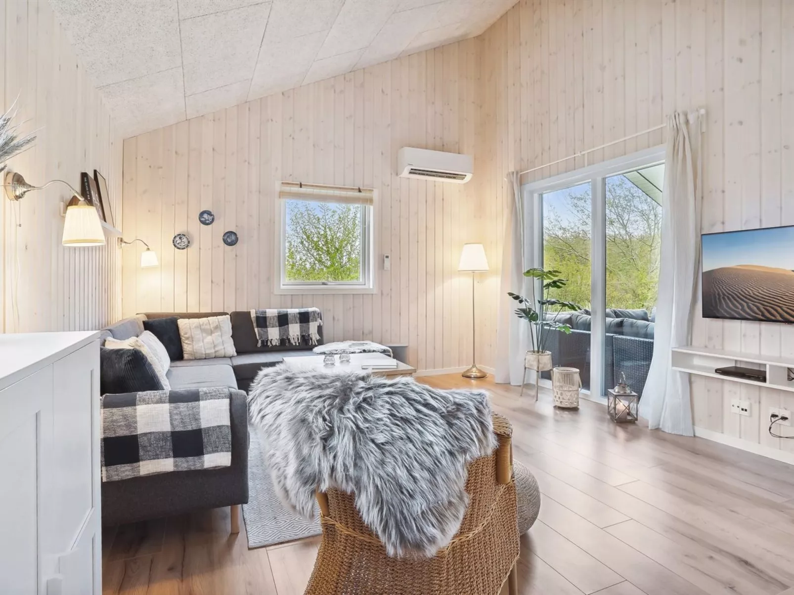 "Hasten" - 600m from the sea-Inside